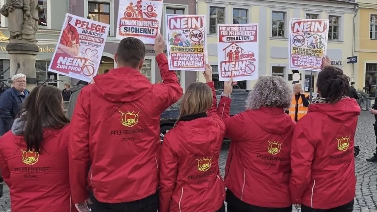 Am 13. Oktober 2026 demonstriert das Team des Pflegedienstes Pohl aus Neuhausen auf dem Altmarkt in Cottbus gegen das Pflegeneuordnungsgesetz. Nun startet die Geschäftsführung eine Petition gegen befürchtete Einschnitte in der Pflegeversicherung.