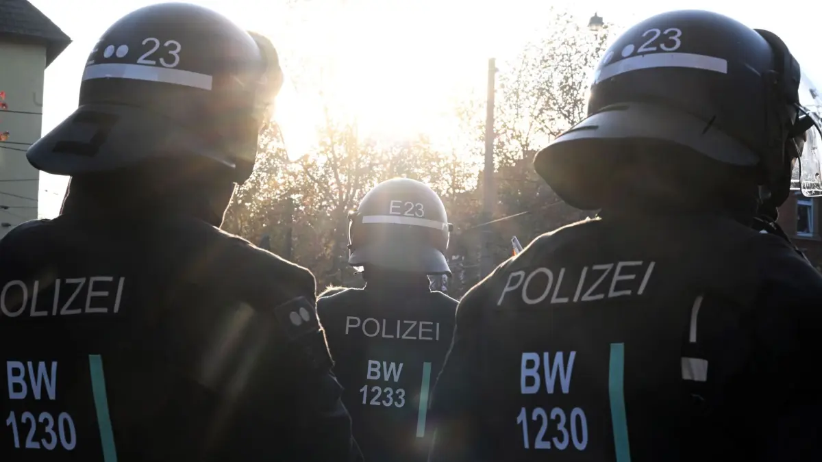 Einsatzkräfte der Polizei - Symbolbild: Einsatzkräfte der Polizei stehen am Rande einer rechten Kundgebung. (zu dpa: «Polizei bereitet sich auf Protest in Stuttgart vor»)