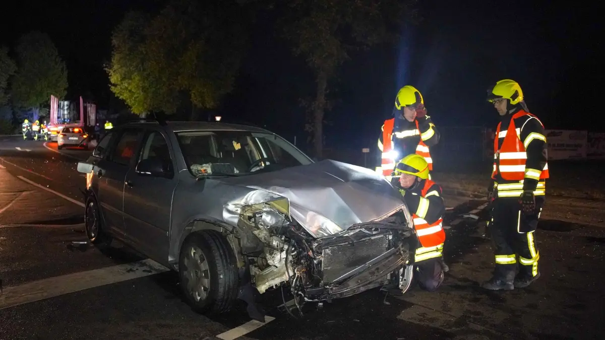 Der Pkw wird bei dem Crash auf Bendels Kreuzung in Krauschwitz erheblich beschädigt.