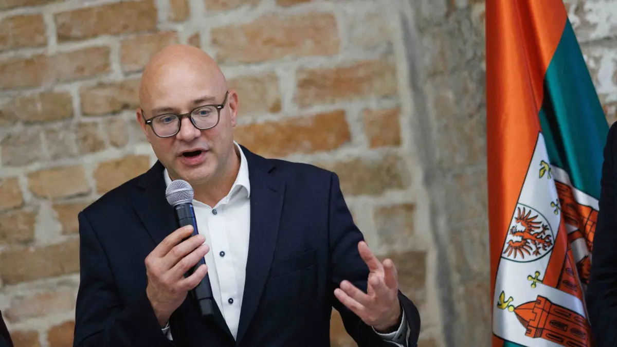 Nach Gewaltattacke Jugendlicher Sicherheitskonferenz: Axel Strasser (r, parteilos), Oberbürgermeister der Stadt Frankfurt (Oder), spricht bei einem Pressetermin im Anschluss an eine Sicherheitskonferenz gemeinsam mit Polizei und anderen Behörden nach einer Gewalttat an einer Frankfurter Oberschule in der Wandelhalle im Rathaus. Jugendliche zwischen 13 und 15 Jahren hatten auf einen Schüler eingetreten und ihn geschlagen - auch gegen den Kopf und als er bereits am Boden lag. Ihre Taten hatten sie gefilmt und das Video über das Internet verbreitet. (zu dpa: «OB von Frankfurt ruft nach Gewaltattacke zu Zivilcourage auf»)
