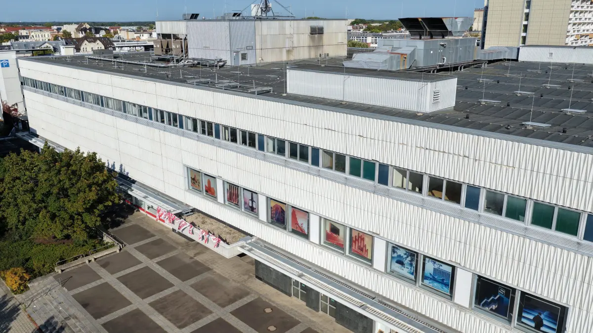 Galeria Forum K: Forum K im ehemaligen Gebäude von Galeria Kaufhof und heutigem Sitz von Hoffmann Möbel in der Karl-Liebknecht-Strasse