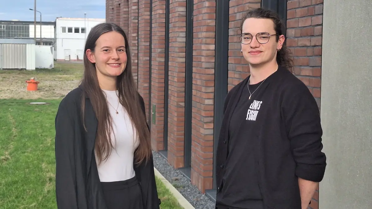 Ausbildung im Industriepark Lausitz: Leticia Bauer und Julian Mietzsch haben sich gegen die Hochschule und für den Berufseinstieg bei der BASF in Schwarzheide entschieden.
