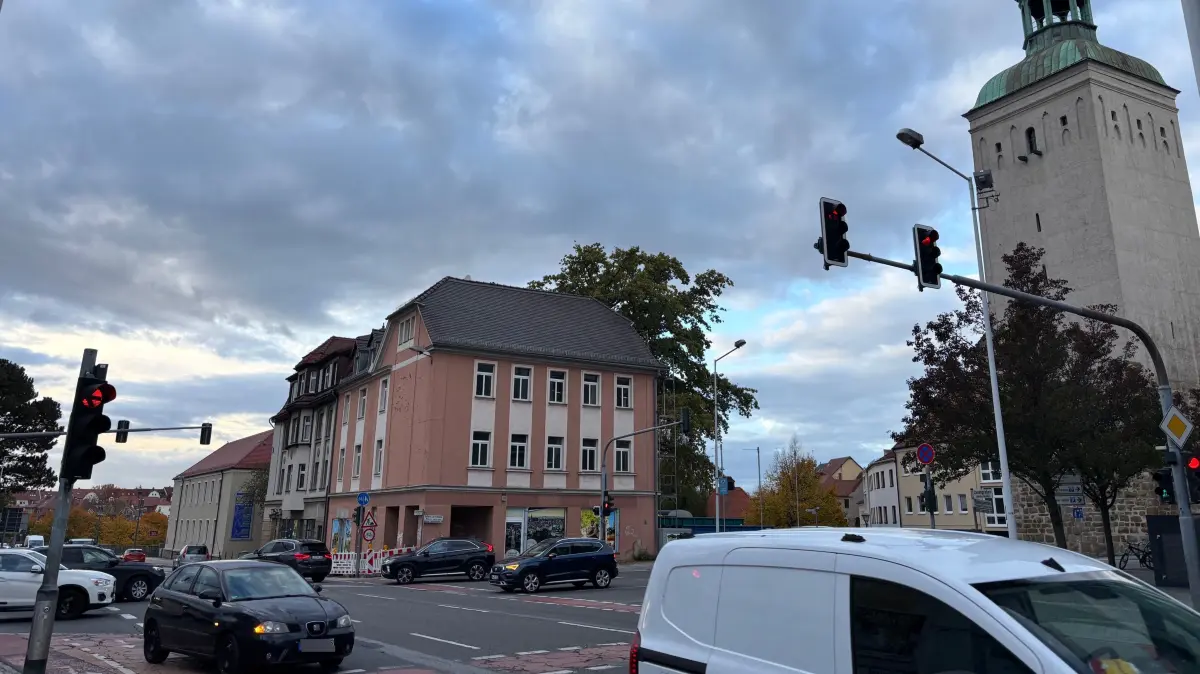 Südlich des Lauenturms und östlich der Friedensbrücke über die Spree befindet sich die sogenannte Vogelkreuzung. Diese soll umgebaut werden. Dazu muss das rosafarbene Gebäude (im Hintergrund) abgerissen werden.