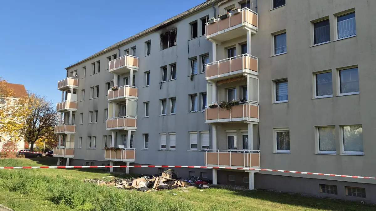 Wohnhaus in der Otto-Nuschke-Straße in Calau. Die kriminaltechnische Untersuchung nach dem Brand im vierten Geschoss ist vor Ort abgeschlossen. Ein Ergebnis liegt bis jetzt nicht vor.