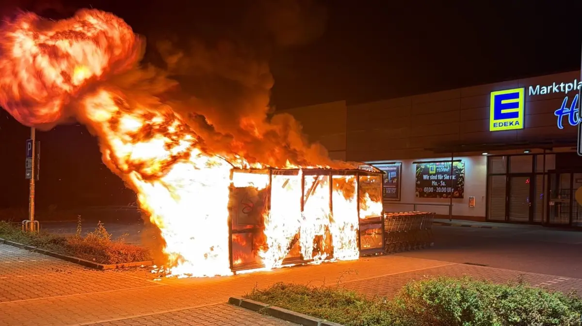 Im Einkaufszentrum Rösselpark in Bad Liebenwerda stand dieser Einkaufswagen-Unterstand in Flammen. Sind Fanlager der Fußball-Zweitligisten Energie und Dynamo verantwortlich?