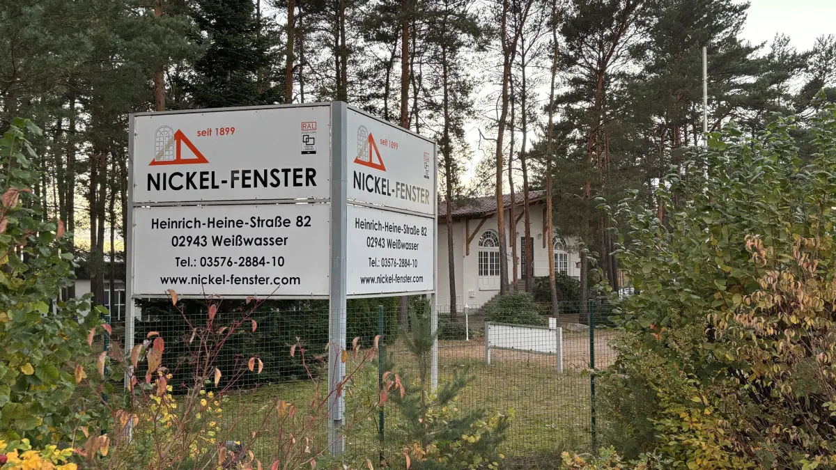 Am Betriebsgelände in Weißwasser steht nach wie vor „Nickel Fenster“. Der Geschäftsbetrieb wurde 2024 im Zuge des damaligen Insolvenzverfahrens auf die FT Nickel GmbH übertragen.