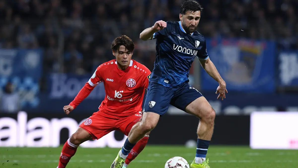 VfL Bochum - 1. FSV Mainz 05: Fußball DFB-Pokal 2. Runde VfL Bochum - 1. FSV Mainz 05 am 27.10.2026 im Vonovia Ruhrstadion in Bochum Berkan Taz Bochum , vorne - Kaishu Sano Mainz , hinten DFB regulations prohibit any use of photographs as image sequences and/or quasi-video. *** Soccer, DFB Cup, Second Round: VfL Bochum 1 vs. FSV Mainz 05 on October 27, 2026, at the Vonovia Ruhrstadion in Bochum. Berkan Taz Bochum in the foreground, Kaishu Sano Mainz in the in the back. DFB regulations prohibit any use of photographs as image sequences and/or quasi-video. xRx