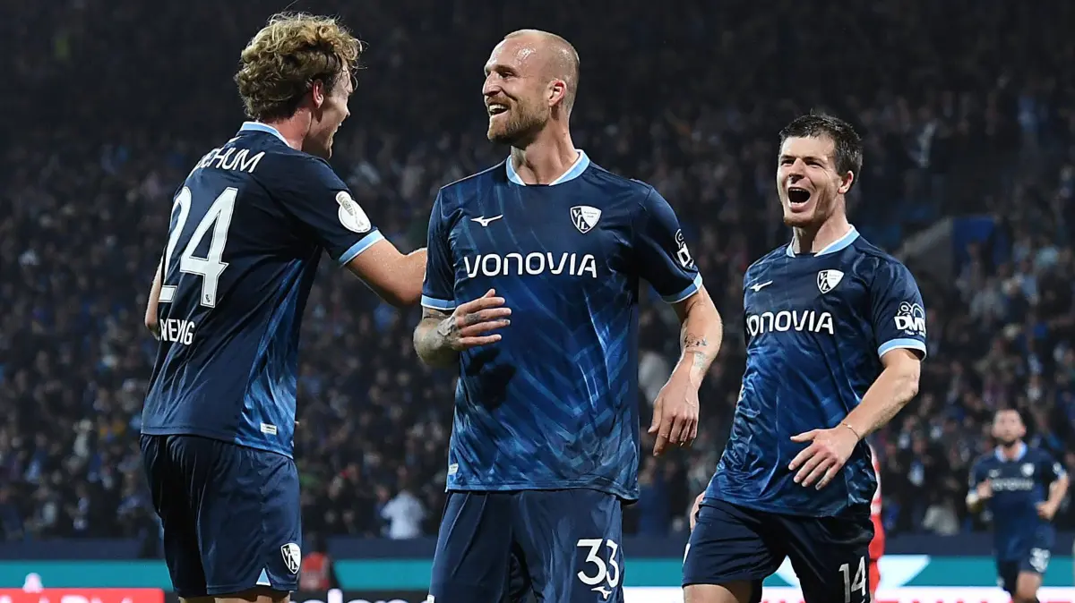 VfL Bochum - 1. FSV Mainz 05: Fußball DFB-Pokal 2. Runde VfL Bochum - 1. FSV Mainz 05 am 27.10.2026 im Vonovia Ruhrstadion in Bochum Torjubel zum 2:0 durch Philipp Hofmann Bochum DFB regulations prohibit any use of photographs as image sequences and/or quasi-video. *** Soccer: DFB Cup, Second RoundVfL Bochum 1, FSV Mainz 05 on October 27, 2026, at the Vonovia Ruhrstadion in Bochum. Celebrations following Philipp Hofmanns goal to make it 20 for Bochum. DFB regulations prohibit any use of photographs as image sequences and/or quasi-video. xRx