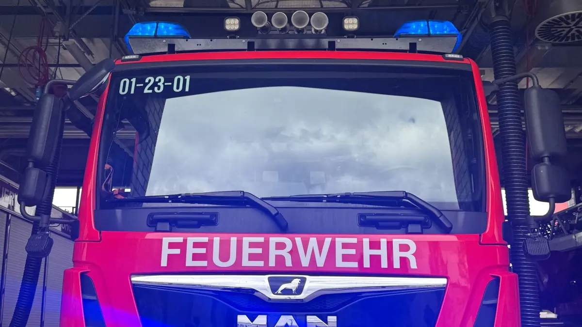 Lagerhallenbrand in Aschersleben - Schaden in Millionenhöhe: ARCHIV - 15.04.2025, Sachsen-Anhalt, Magdeburg: Blaulichter leuchten an einem Löschfahrzeug der Feuerwehr. (zu dpa: «Millionenschaden bei Brand einer Lagerhalle in Aschersleben») Foto: Sabina Crisan/dpa +++ dpa-Bildfunk +++