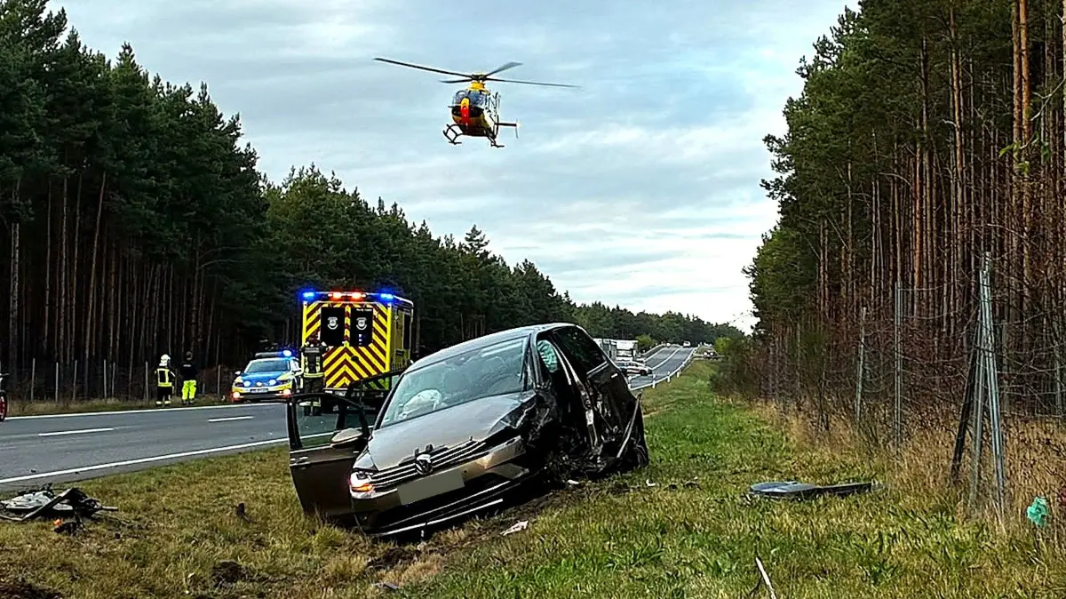 Auf der Bundesstraße 96 zwischen Hoyerswerda und Maukendorf ereignete sich ein schwerer Verkehrsunfall, bei dem insgesamt vier Fahrzeuge beteiligt waren.