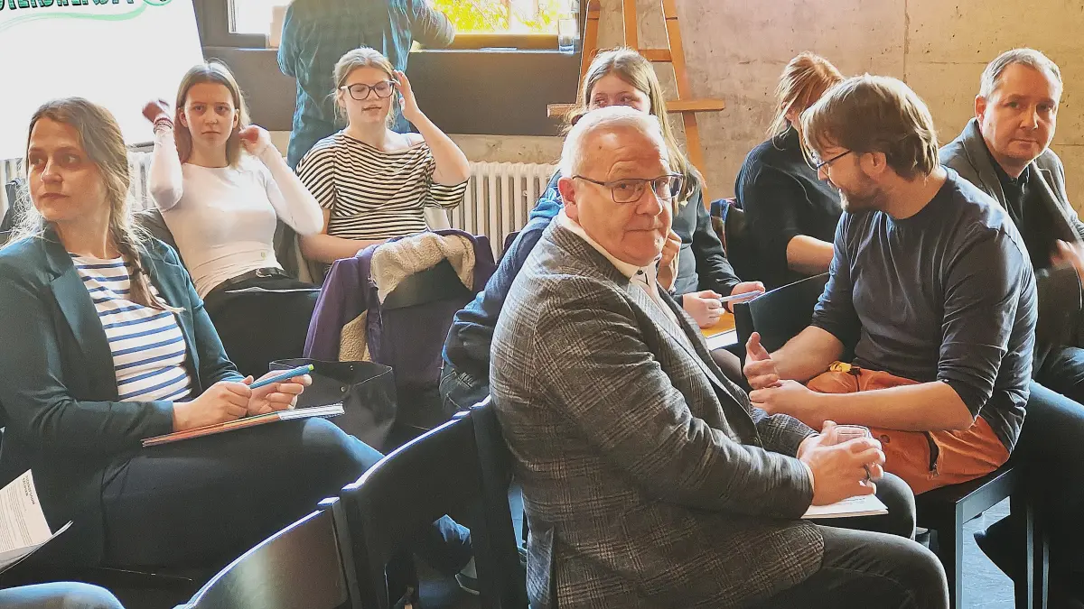 Oberbürgermeister Torsten Ruban-Zeh diskutierte auf dem Jugendforum in Hoyerswerda für Freiräume für die junge Generation.