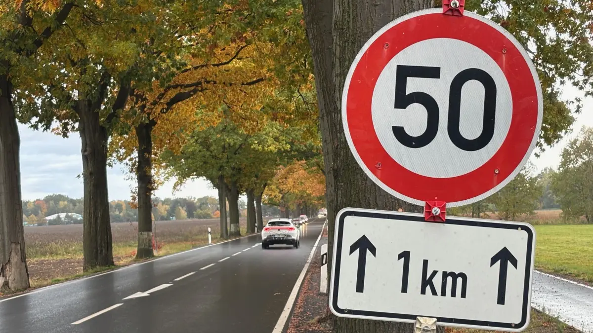 Auf der Bundesstraße B96 zwischen Groß Särchen und Wartha darf seit Monaten nicht schneller als 50 km/h gefahren werden. Die meisten Autofahrer interessiert das eigenen Recherchen zufolge nicht wirklich.