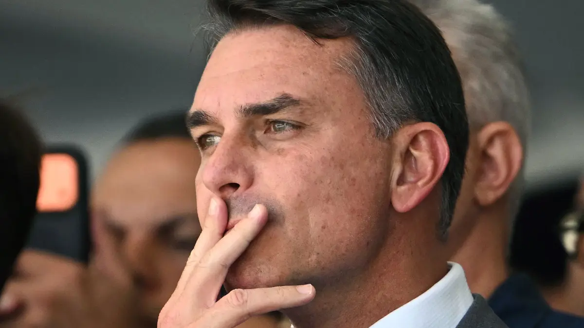 FILES-BRAZIL-ELECTION-BOLSONARO: (FILES) Brazil's senator and presidential candidate for the Liberal Party (PL) Flavio Bolsonaro gestures during a graduation ceremony of new military police officers at the Center of Improvement and Training of Soldiers (CFAP) at Sulacap neighbourhood in Rio de Janeiro, Brazil, on September 25, 2026. Brazil's Supreme Court on October 27, 2026, ordered police to investigate alleged foreign funding of defeated right-wing senator Flavio Bolsonaro's election campaign, and other interference from abroad such as social media "manipulation." (Photo by MAURO PIMENTEL / AFP)
