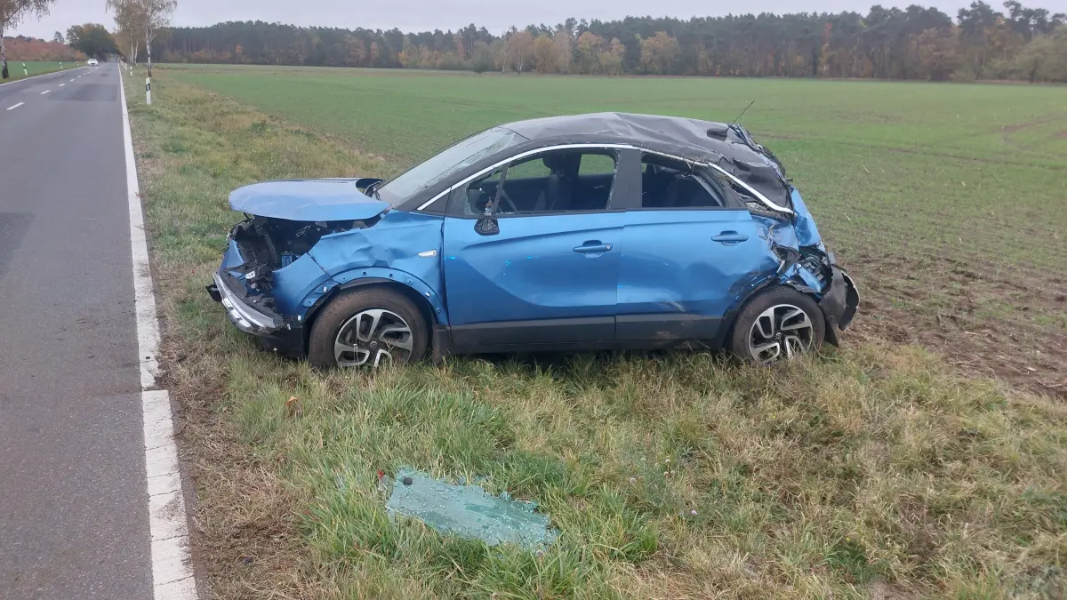 Beim Unfall zwischen Finsterwalde und Schacksdorf kam ein Auto von der Fahrbahn ab. Die Straße war zeitweise gesperrt.