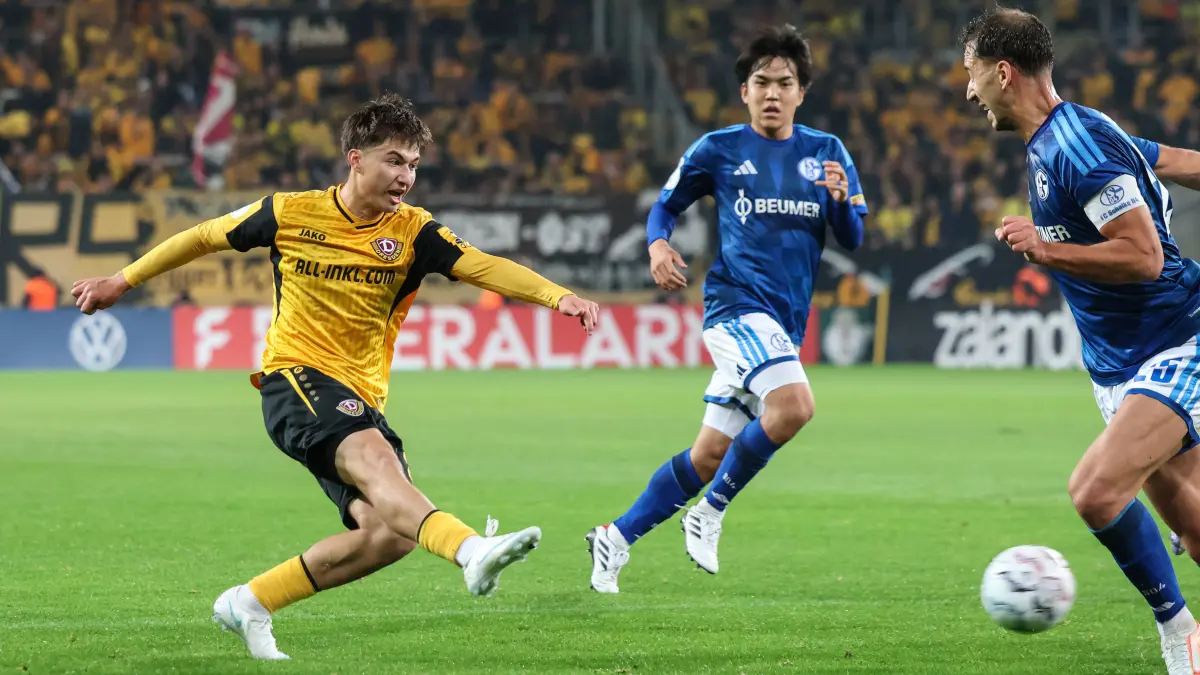 Deutschland: DFB Pokal 2026/2027, 1/16-Finale, Dynamo Dresden - Schalke 04, Rudolf-Harbig-Stadion (Dresden): Abschluss v: Deutschland: DFB Pokal 2026/2027, 1/16-Finale, Dynamo Dresden - Schalke 04, Rudolf-Harbig-Stadion Dresden: Abschluss von Patrice ÄaoviÄ / Covic Dynamo Dresden, 24 *** Germany DFB Cup 20262027, Round of 16, Dynamo Dresden vs. Schalke 04, Rudolf Harbig Stadium, Dresden goal by Patrice ÄaoviÄ Covic of Dynamo Dresden, 24 Copyright: xLucasxWalterx