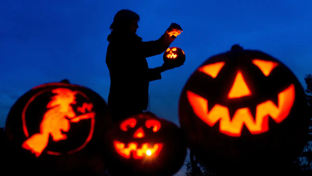 ARCHIV - Kürbis-Gesichter leuchten am 25.10.2015 in einem Garten in Sieversdorf (Brandenburg). Auch die Polizei in Lüneburg warnt wieder vor allzu derben oder gar verbotenen Halloween-Scherzen. Foto: Patrick Pleul/dpa (zu lni "Polizei warnt vor verbotenen Halloween-Streichen" vom 29.10.2015) +++ dpa-Bildfunk +++