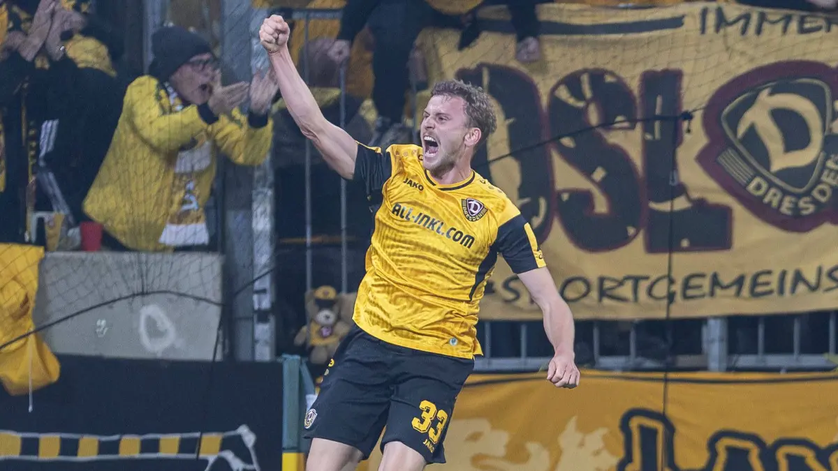 GER, Dresden, Fussball, DFB-Pokal 2. Hauptrunde, SG Dynamo Dresden vs. FC Schalke 04 : GER, Dresden, Fussball, DFB-Pokal 2. Hauptrunde, SG Dynamo Dresden vs. FC Schalke 04 im Bild v.l.: Christoph Daferner Dynamo Dresden 33, Torjubel 28.10.2026, Rudolf-Harbig Stadion Dresden DFB REGULATIONS PROHIBIT ANY USE OF PHOTOGRAPHS AS IMAGE SEQUENCES AND/OR QUASI-VIDEO, *** GER, Dresden, Soccer, DFB Cup 2nd Round, SG Dynamo Dresden vs. FC Schalke 04 pictured, from left: Christoph Daferner, Dynamo Dresden 33, goal celebration, October 28, 2026, Rudolf Harbig Stadium, Dresden. DFB regulations prohibit any use of photographs as image sequences and/or quasi-video, Copyright: HMBxMedia/PaulxFritz