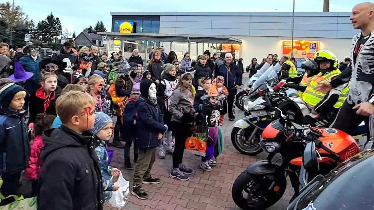 Die Halloween-Tour der Biker wird in Elbe-Elster von immer mehr Kindern und Eltern besucht.