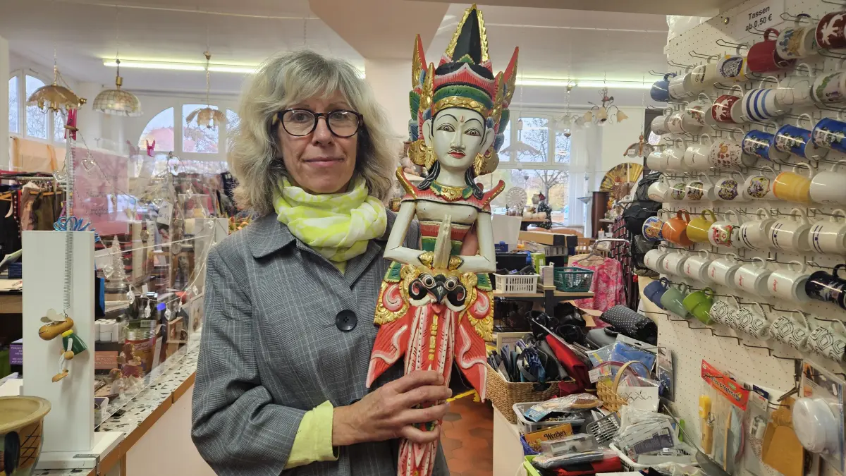 Ein Hauch Exotik im Sozialkaufhaus: Andrea Schapp präsentiert eine farbenprächtige Maske, die gespendet wurde und nun einen neuen Besitzer sucht.