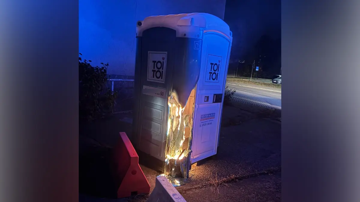 Mitten in der Nacht steht in Ruhland ein Dixi-Klo in Flammen. Die mobile Toilette ist in unmittelbarer Nachbarschaft einer ehemaligen Gaststätte unweit von Bahnhof und Busbahnhof aufgestellt.