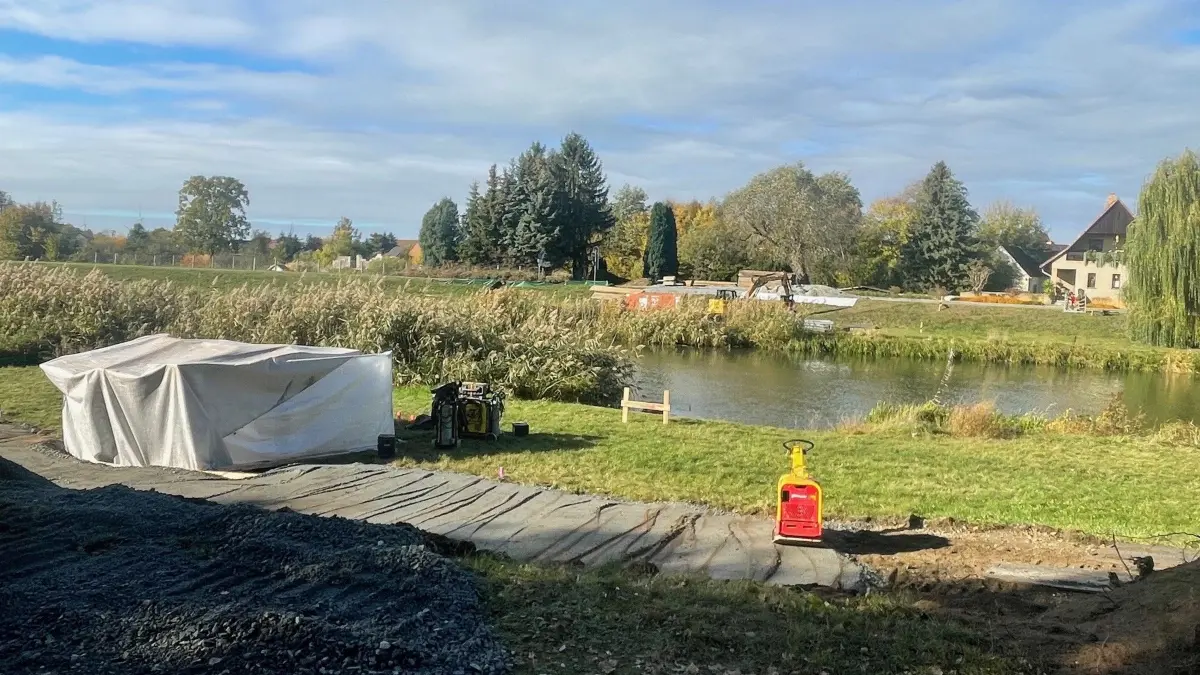 Die Pfosten, die die Konstruktion der Behelfsbrücke über die Schwarze Elster in Wahrenbrück aufnehmen sollen, sind fertig. In welchen Schritten die Segmente eingehoben werden sollen.