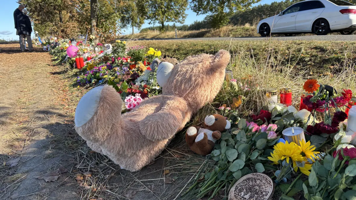 Die Unfallstelle in Biesenthal. Immer noch kommen Menschen hierher, um zu trauern. Jetzt äußert sich die Staatsanwaltschaft.
