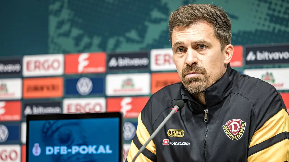 Dynamo Dresden - FC Schalke 04: Fußball, Männer: DFB-Pokal, Dynamo Dresden - FC Schalke 04, 2. Runde, Rudolf-Harbig-Stadion. Trainer Thomas Stamm (Dynamo Dresden) spricht in der Pressekonferenz nach dem Spiel.