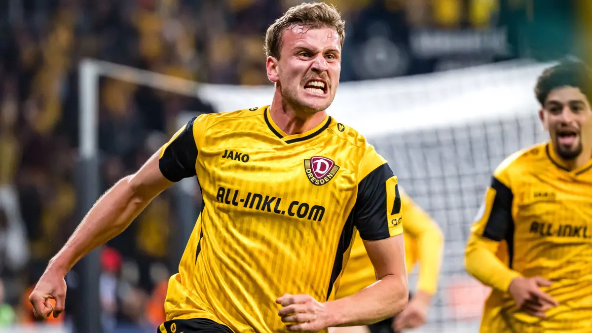 Dynamo Dresden - FC Schalke 04: Fußball, Männer: DFB-Pokal, Dynamo Dresden - FC Schalke 04, 2. Runde, Rudolf-Harbig-Stadion. Christoph Daferner (Dynamo Dresden) bejubelt seinen Treffer zum 2:0