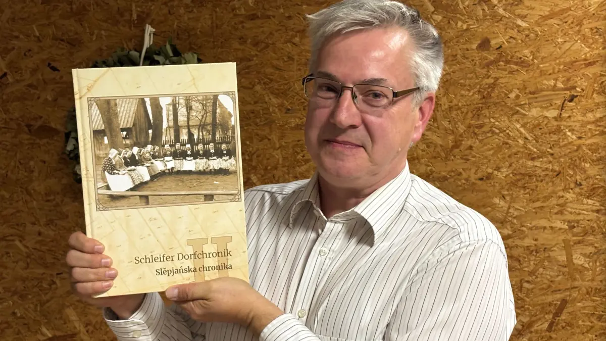 Hier präsentiert Autor Hartmut Hantscho den zweiten Teil der Schleifer Dorfchronik. Der Titel zeigt das Singen der Mädchen vor der Schleifer Kirche im Jahr 1934.