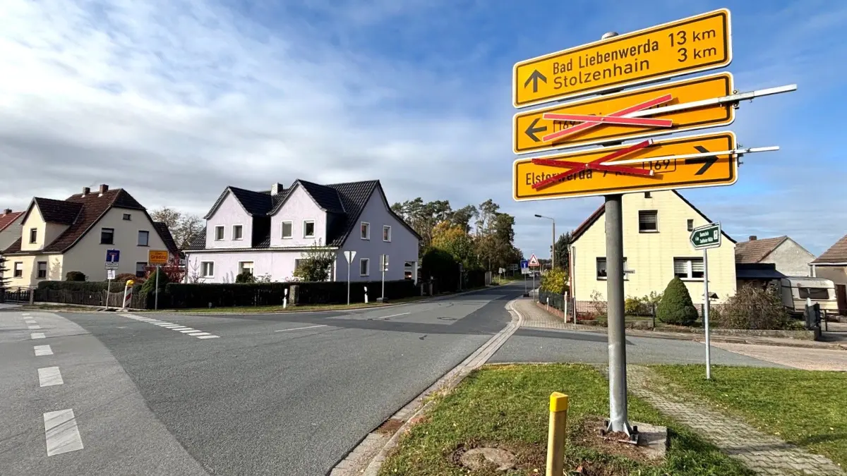 Eigentlich hätte an der Kreuzung zwischen Prösen und Gröditz bis heute (30. Oktober) auch die Fahrtrichtung Bad Liebenwerda durchgestrichen sein müssen, weil dort gebaut wurde. Doch dann hätten Auswärtige vor einem Rätsel gestanden, wohin sie überhaupt noch fahren können.