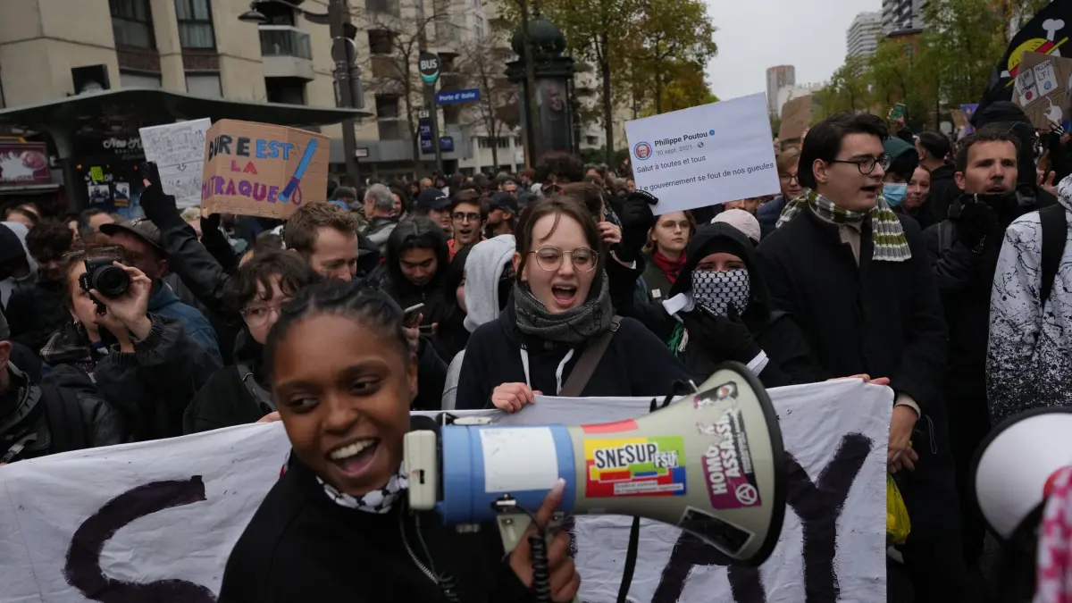 Proteste in Frankreich: Demonstranten skandieren Parolen während einer Demonstration gegen steigende Lebenshaltungskosten. In Frankreich ging es mit den Protesten los. (zu dpa: «Umfrage: Mehrheit hält Jugendproteste für gerechtfertigt»)