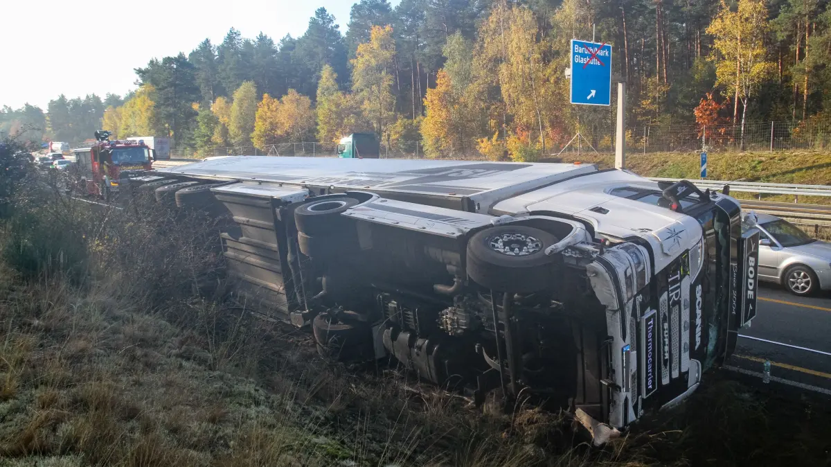 Auf der Autobahn A13 bei Baruth ist ein mit Lebensmitteln beladener Lkw umgekippt. Bei dem Unfall wurde der Fahrer verletzt.