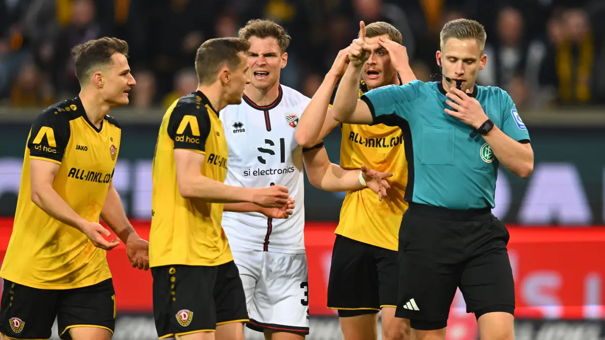 Schiedsrichter Felix Weller gibt das Tor von Dresden nicht, 09.04.2025, Fussball, GER, Saison 2024/2025, 3. Liga, Dritte Liga, 32. Spieltag, Rudolf-Harbig-Stadion Dresden, SG Dynamo Dresden - FC Ingolstadt 04, DFB AND DFL REGULATIONS PROHIBIT ANY USE OF PHOTOGRAPHS as IMAGE SEQUENCES and/or QUASI-VIDEO, *** Referee Felix Weller disallows Dresdens goal, 09 04 2025, Football, GER, Season 2024 2025, 3 Liga, Dritte Liga, 32 Spieltag, Rudolf Harbig Stadion Dresden, SG Dynamo Dresden FC Ingolstadt 04, DFB AND DFL REGULATIONS PROHIBIT ANY USE OF PHOTOGRAPHS AS IMAGE SEQUENCES AND OR QUASI VIDEO,