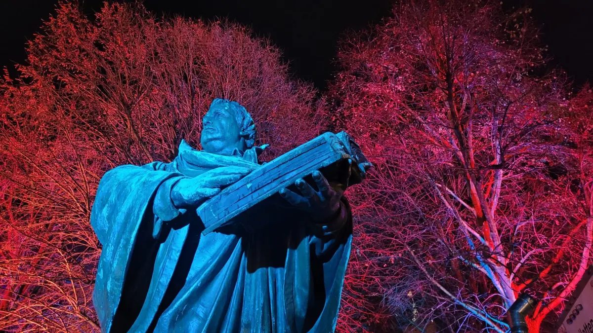 Nur wenige Meter von der Berliner Marienkirche entfernt befindet sich neben der Karl-Liebknecht-Straße das übergroße Martin-Luther-Denkmal aus dem Jahr 1895.
