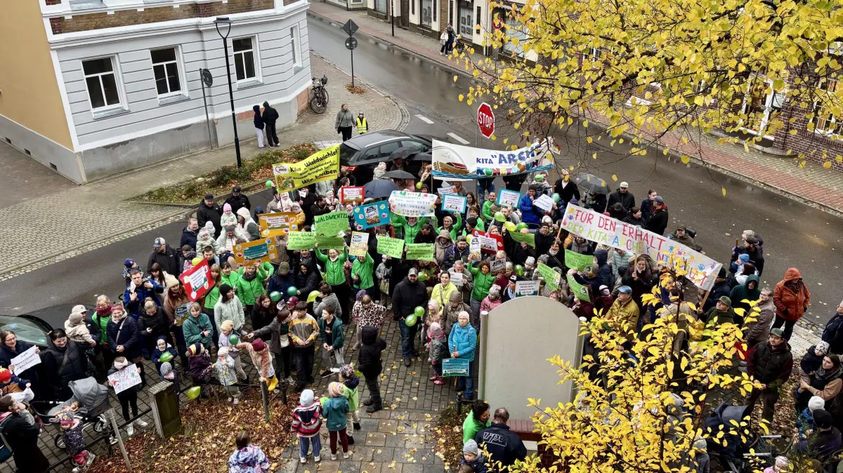 Kinder, Eltern, Großeltern und Mitarbeiter demonstrieren vor dem Stadtrat in Weißwasser für den Erhalt ihrer Kitas.