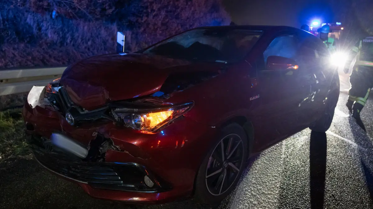Bei einem Unfall auf der A113 am Waltersdorfer Dreieck sind zwei Fahrzeuge in der Ausfahrt zusammengestoßen. Eine Person wurde verletzt, ein Auto musste anschließend abgeschleppt werden.