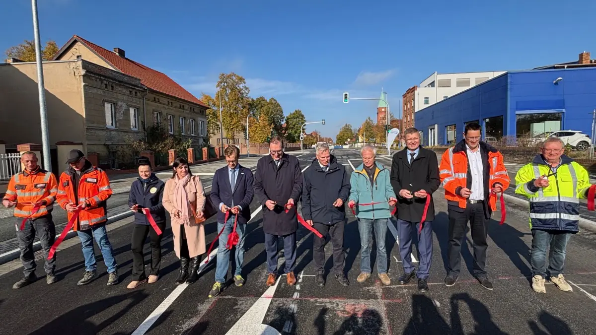 Symbolischer Baddurchschnitt für die Freigabe des 200 Meter langen Nordabschnitts der Senftenberger Bahnhofstraße mit Entscheidungsträgern, Bauleuten, Planern und Anwohnern.