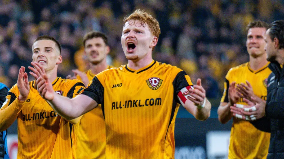28.10.2026: Fußball: DFB Pokal, 2. Runde, Dynamo Dresden vs. Schalke 04 am 28.10.2026 Robert Wagner Dynamo Dresden, 18 feiert nach Abpfiff mit den Fans vor der Kurve WICHTIGER HINWEIS: Gemäß den Vorgaben der DFL und des DFB ist es untersagt, in dem Stadion und/oder vom Spiel angefertigte Fotoaufnahmen in Form von Sequenzbildern und/oder videoähnlichen Fotostrecken zu verwerten bzw. verwerten zu lassen. *** October 28, 2026, Soccer, DFB Cup, Round 2, Dynamo Dresden vs. Schalke 04 on October 28, 2026: Robert Wagner of Dynamo Dresden, 18, celebrates with fans in front of the stands after the final whistle. IMPORTANT NOTICE: In accordance with DFL and DFB regulations, it is prohibited to use or allow the use of photographs taken in the stadium and/or during the game in the form of sequential images and/or video-like photo series Copyright: xJamesxZabelx