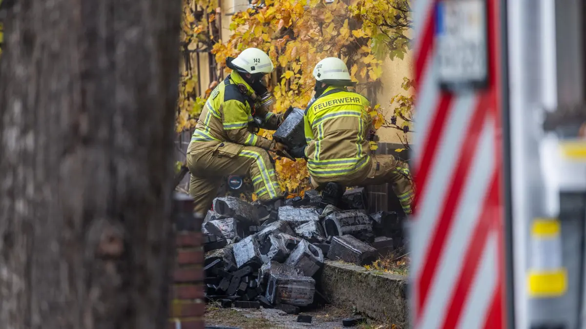 Selbstentzündung: Neun Tonnen Braunkohle-Briketts geraten in einem Keller in Cottbus in Brand.