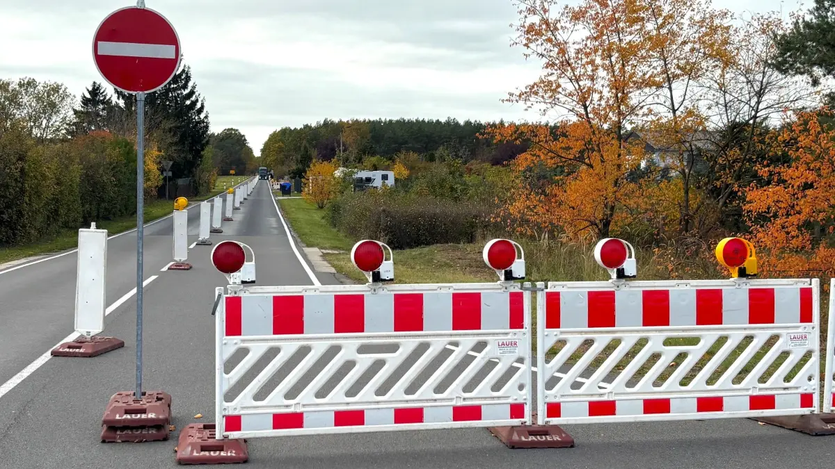 Sperrung in Elsterwerda an der Saathainer Kreuzung. Nach Saathain geht es über Haida und Prösen. Aus Richtung Saathain ist die Ortsverbindung wegen des Leitungsbaus eine Einbahnstraße.