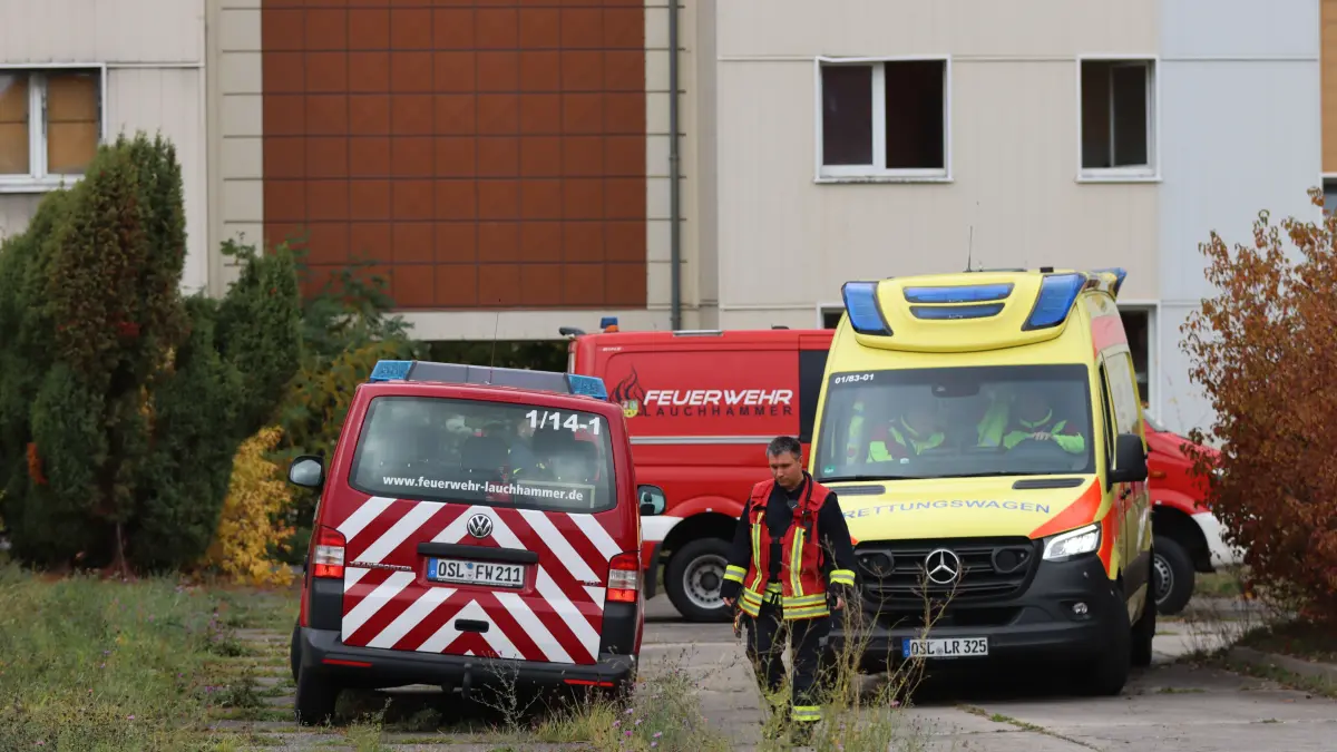 Feuerwehr und Rettungsdienst rückten am Vormittag in die Jahnstraße in Lauchhammer aus. Eine Person sollte sich auf dem Dach eines leerstehenden Gebäudes aufhalten.