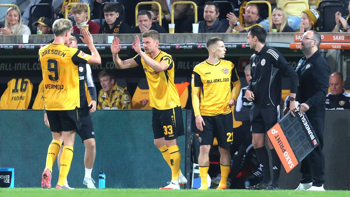 19.09.2026, xtgx, Fussball 2. Bundesliga, SG Dynamo Dresden - Hertha BSC Berlin, v.l. Vincent Vermeij Dresden, 9, Christoph Daferner Dresden, 33 Einwechslung, Wechsel Auswechslung, Wechsel DFL/DFB REGULATIONS PROHIBIT ANY USE OF PHOTOGRAPHS as IMAGE SEQUENCES and/or QUASI-VIDEO Dresden *** September 19, 2026, xtgx, Soccer 2. Bundesliga, SG Dynamo Dresden vs. Hertha BSC Berlin, from left: Vincent Vermeij Dresden, 9, Christoph Daferner Dresden, 33 substitute, substitution, DFL and DFB regulations prohibit any use of photographs as image sequences and/or quasi-video Dresden