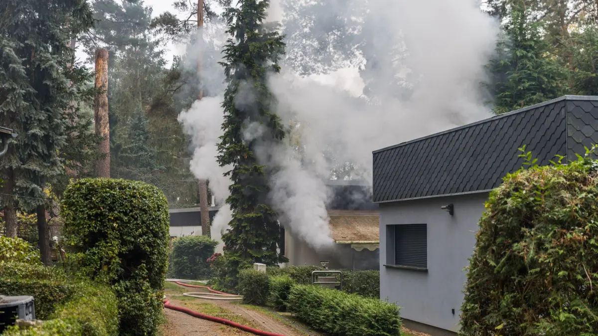 In Lahmsfeld (Schwielochsee) hat es in einer Bungalowsiedlung am Kiefernweg gebrannt.