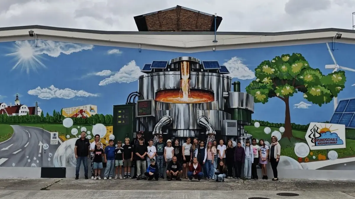 Bei Swarco in Schönborn wurde ein Graffiti angebracht, das von Schülern der Grundschule Rückersdorf gesprüht wurde. Tobias Gmerek sieht das Werk seiner Tochter nun jeden Morgen, wenn er auf Arbeit fährt.