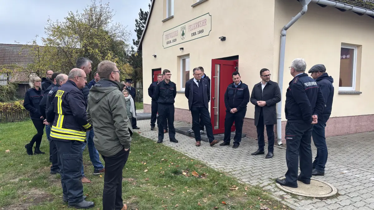 Viele Angehörige der Freiwilligen Feuerwehr Lebusa versammelten sich anlässlich der Übergabe der Fördermittel.