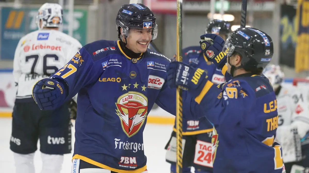 Lausitzer Fuechse vs. Ravensburg Towerstars: 30.10.2026, Weisswasser, Lausitzer Fuechse vs. Ravensburg Towerstars
Rihards Griva (27, Lausitzer Fuechse) mit Torjubel
