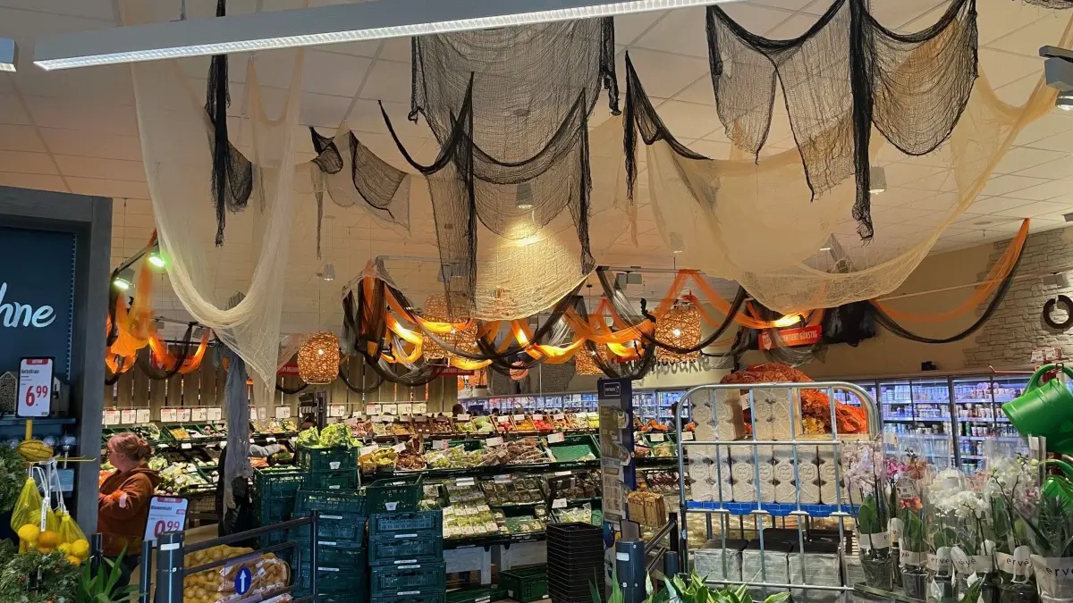 Wer den Edeka-Markt in Bad Liebenwerda betritt, muss unweigerlich schmunzeln angesichts der liebevollen, aufwendigen Geister-Dekoration.