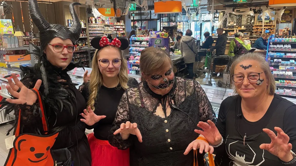 Gruseleinkauf zu Halloween im Edeka im Einkaufszentrum Rösselpark in Bad Liebenwerda. Kim Richter, Marie-Sophie Scholz, Mandy Schneider und Annett Otto (v.l.) haben schon mal die Geister-Kleidung angelegt. Weshalb der Markt am Vorabend von Halloween voller Überraschungen steckt.