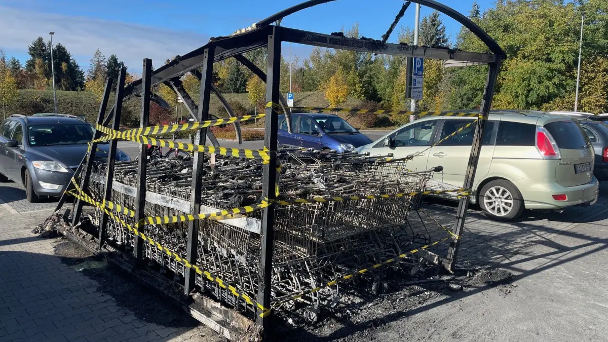 Der abgefackelte Wagen-Unterstand im Einkaufszentrum Rösselpark in Bad Liebenwerda.