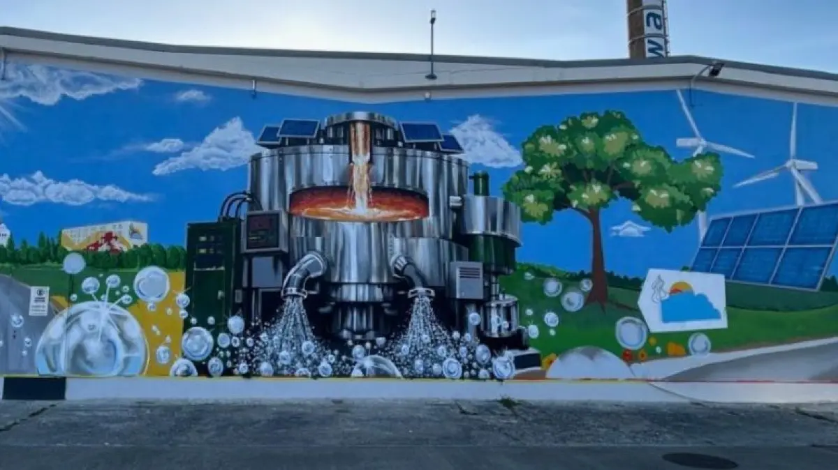 Bei Swarco in Schönborn wurde ein Graffiti angebracht, das von Schülern der Grundschule Rückersdorf gesprüht wurde. Tobias Gmerek sieht das Werk seiner Tochter nun jeden Morgen, wenn er auf Arbeit fährt.